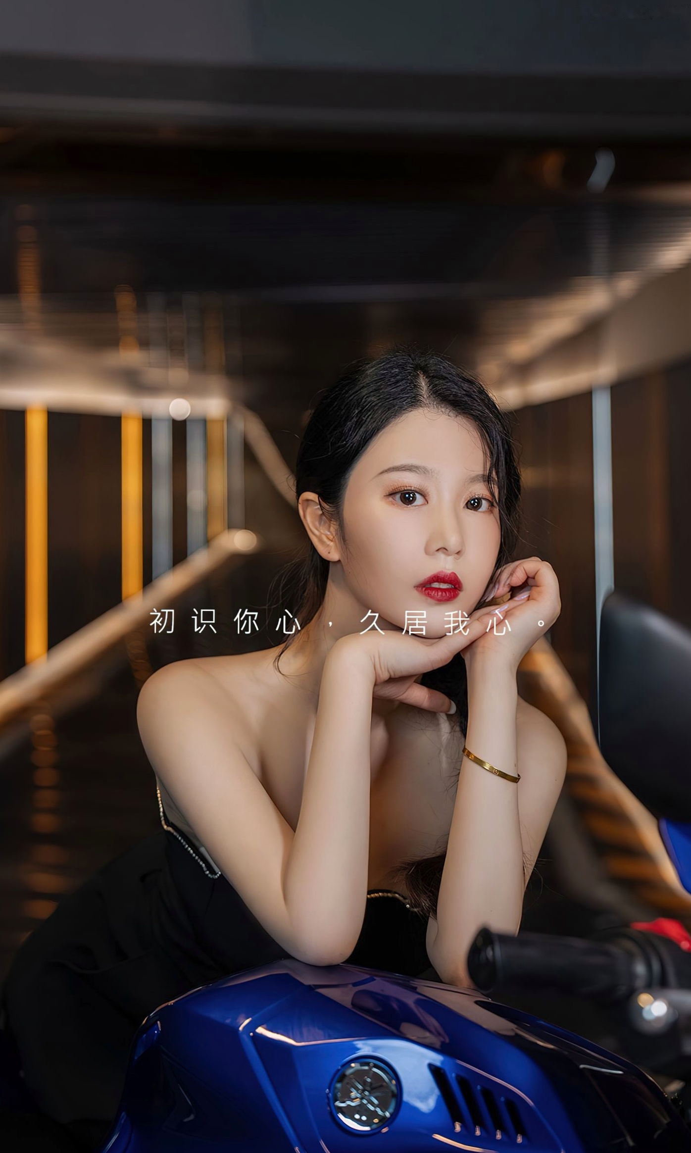 UGirlsApp尤果圈爱尤物-2661-钟晴-《想牵你的手》机车女神,黑色短裙御姐,冷艳诱惑,车库街拍写真