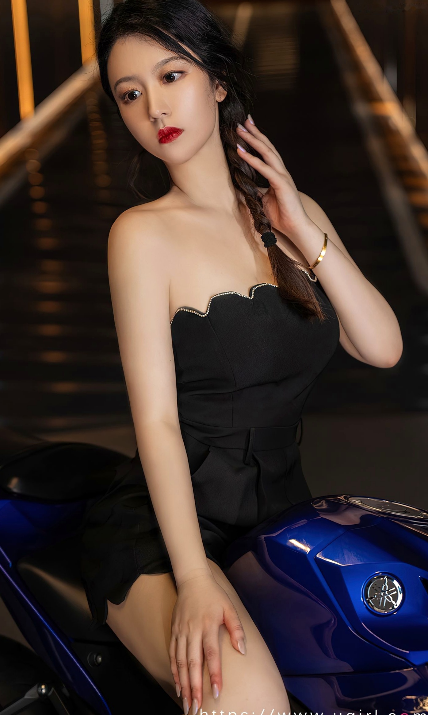 UGirlsApp尤果圈爱尤物-2661-钟晴-《想牵你的手》机车女神,黑色短裙御姐,冷艳诱惑,车库街拍写真