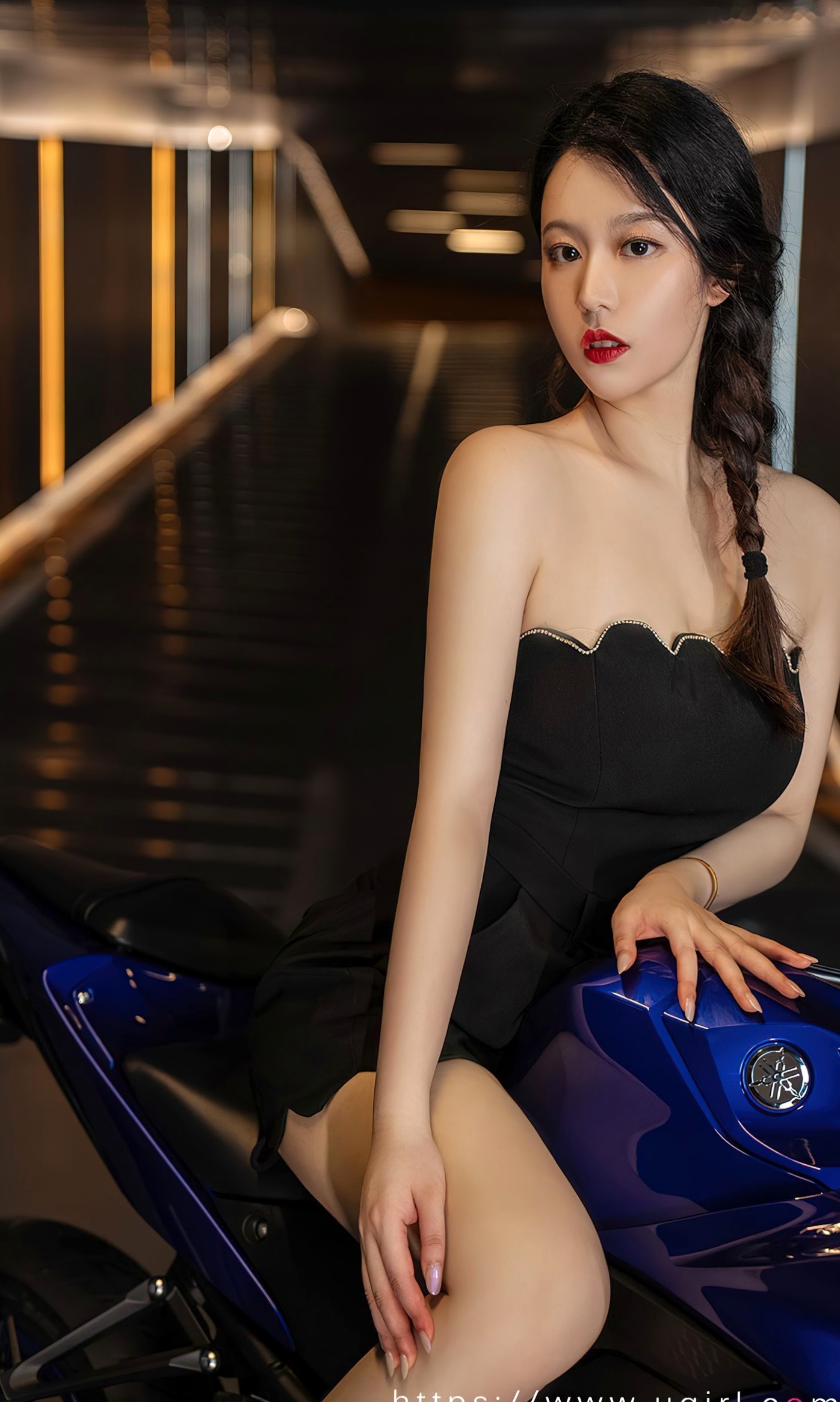 UGirlsApp尤果圈爱尤物-2661-钟晴-《想牵你的手》机车女神,黑色短裙御姐,冷艳诱惑,车库街拍写真