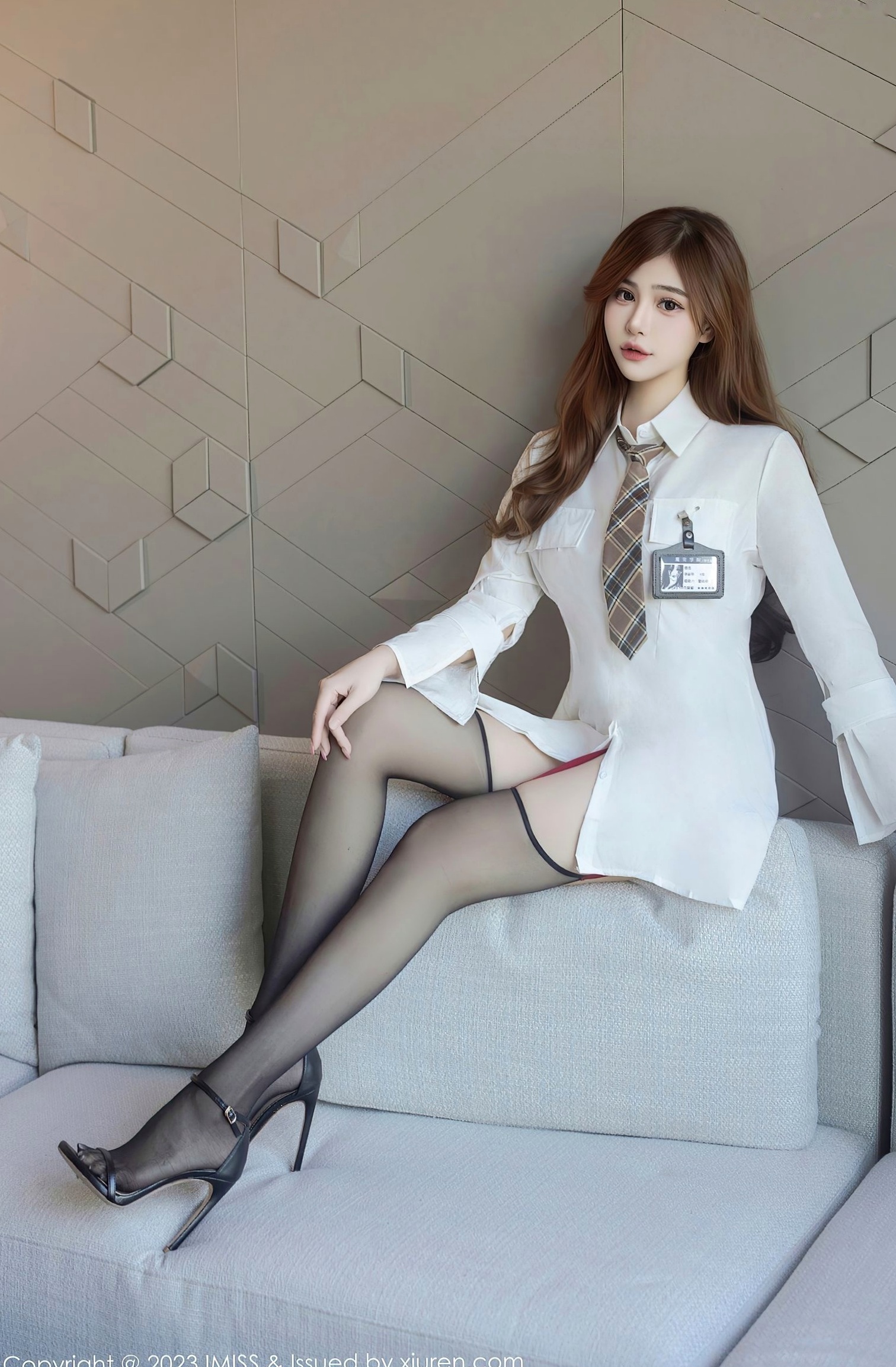 IMiss爱蜜社741期:Lavinia肉肉白衬衫私房写真,极致诱惑吊带黑丝,气质女神优雅修长美腿,尽显曼妙身姿