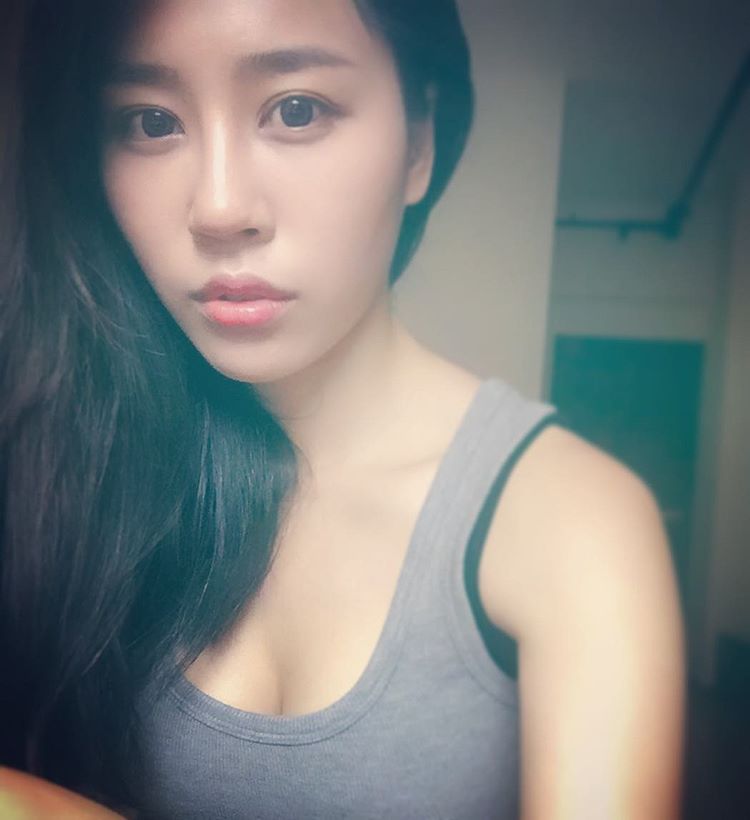 权贞妍- 中韩混血最美翻译私房照