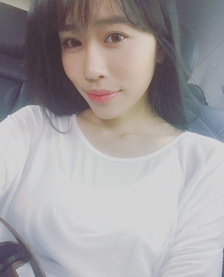 权贞妍- 中韩混血最美翻译私房照