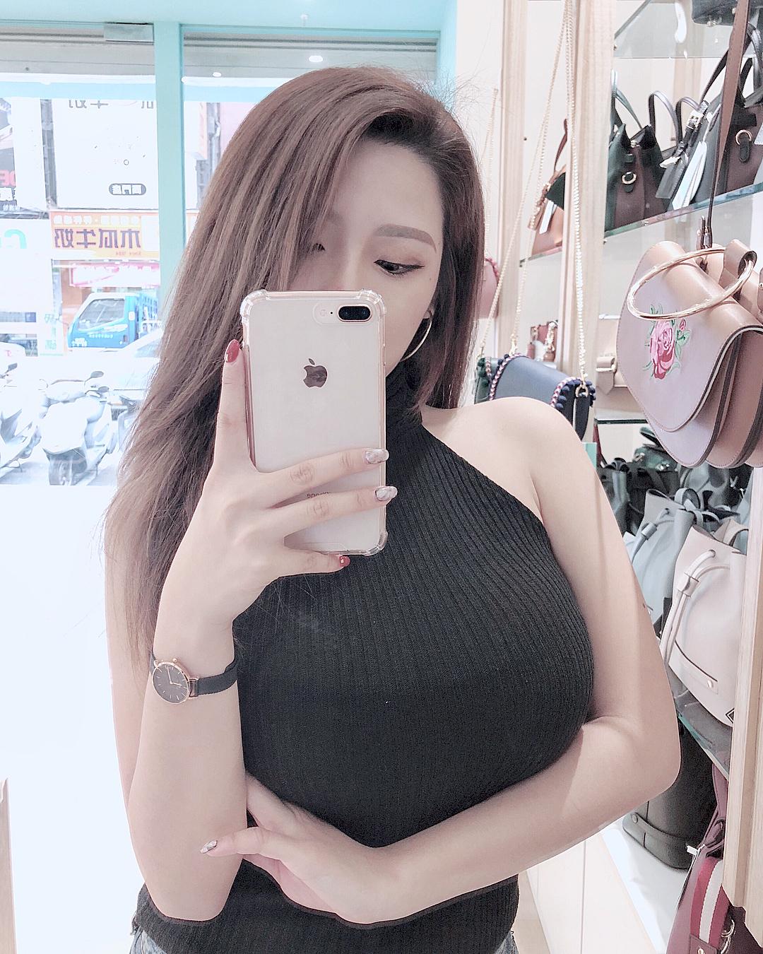 台湾Gina邱筠净吊带小背心吃甜品
