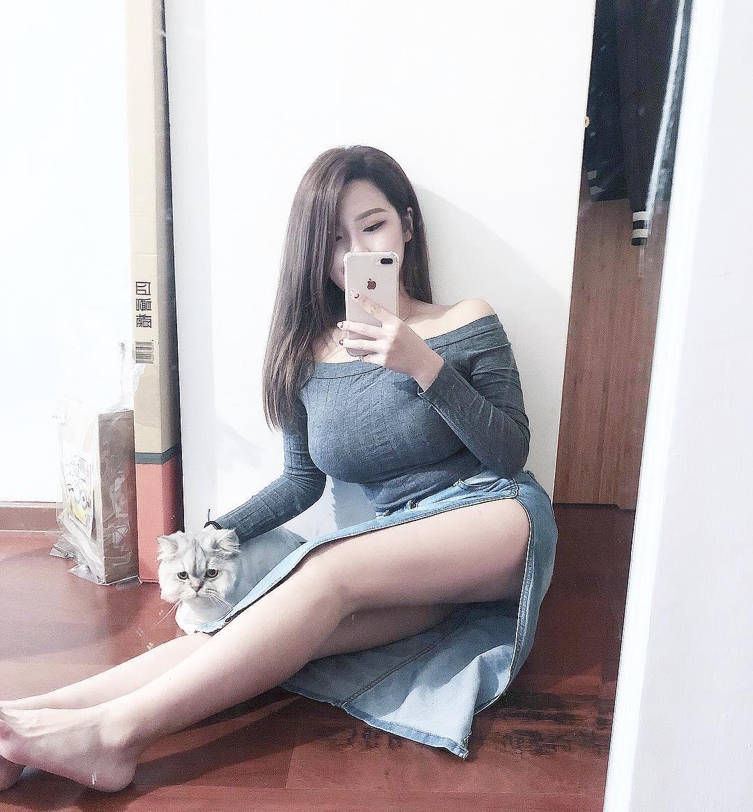台湾Gina邱筠净吊带小背心吃甜品