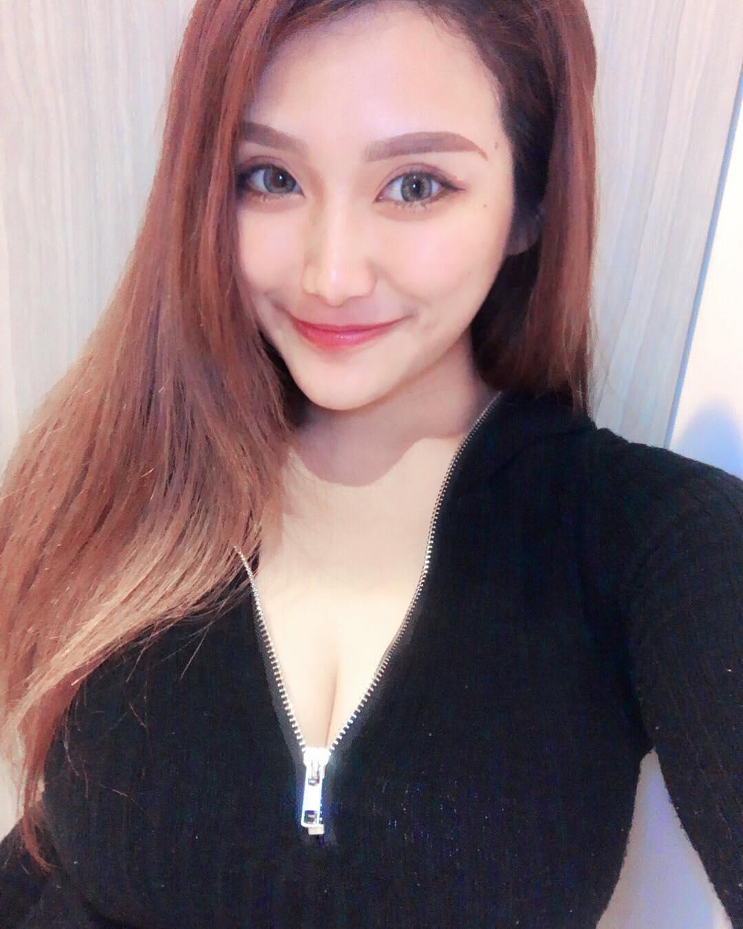 台湾Gina邱筠净吊带小背心吃甜品