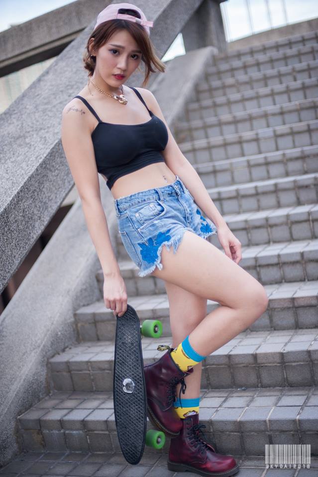 孙莎莎- 台湾大提琴音乐才女美胸美腿