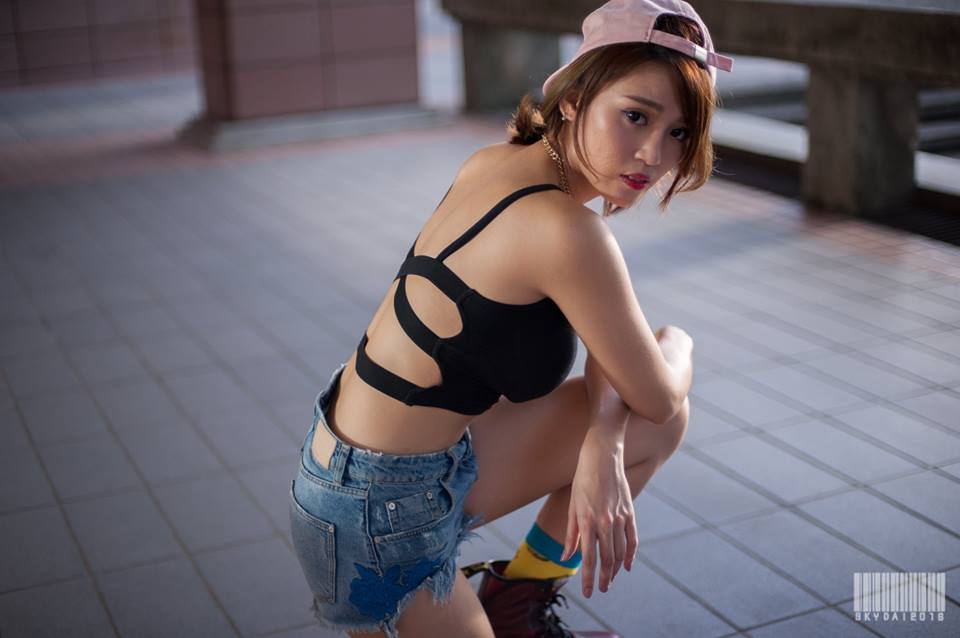 孙莎莎- 台湾大提琴音乐才女美胸美腿