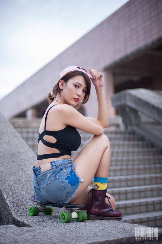 孙莎莎- 台湾大提琴音乐才女美胸美腿