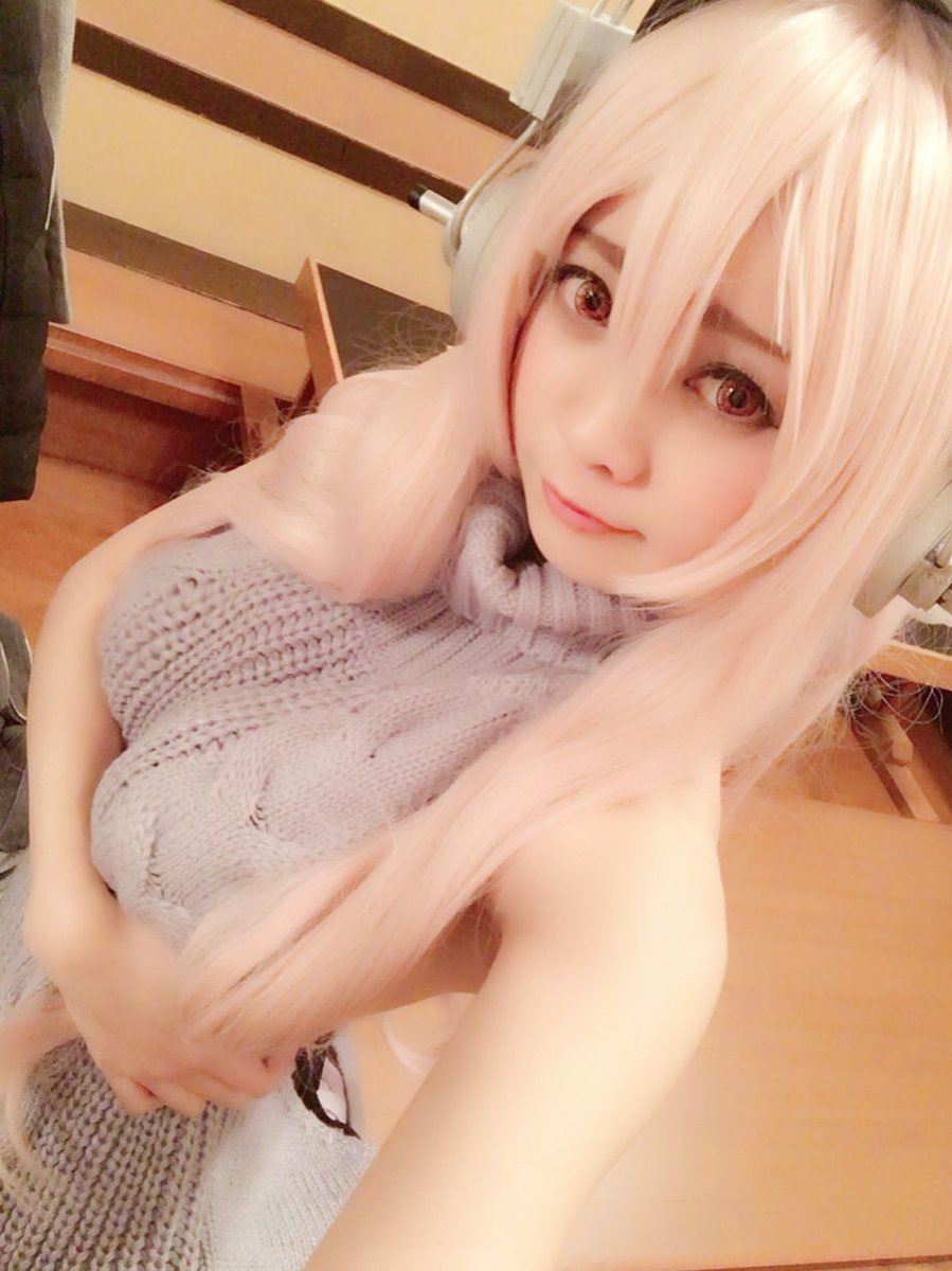 のらねこ- 日本美少女Coser完美诠释性感露背毛衣