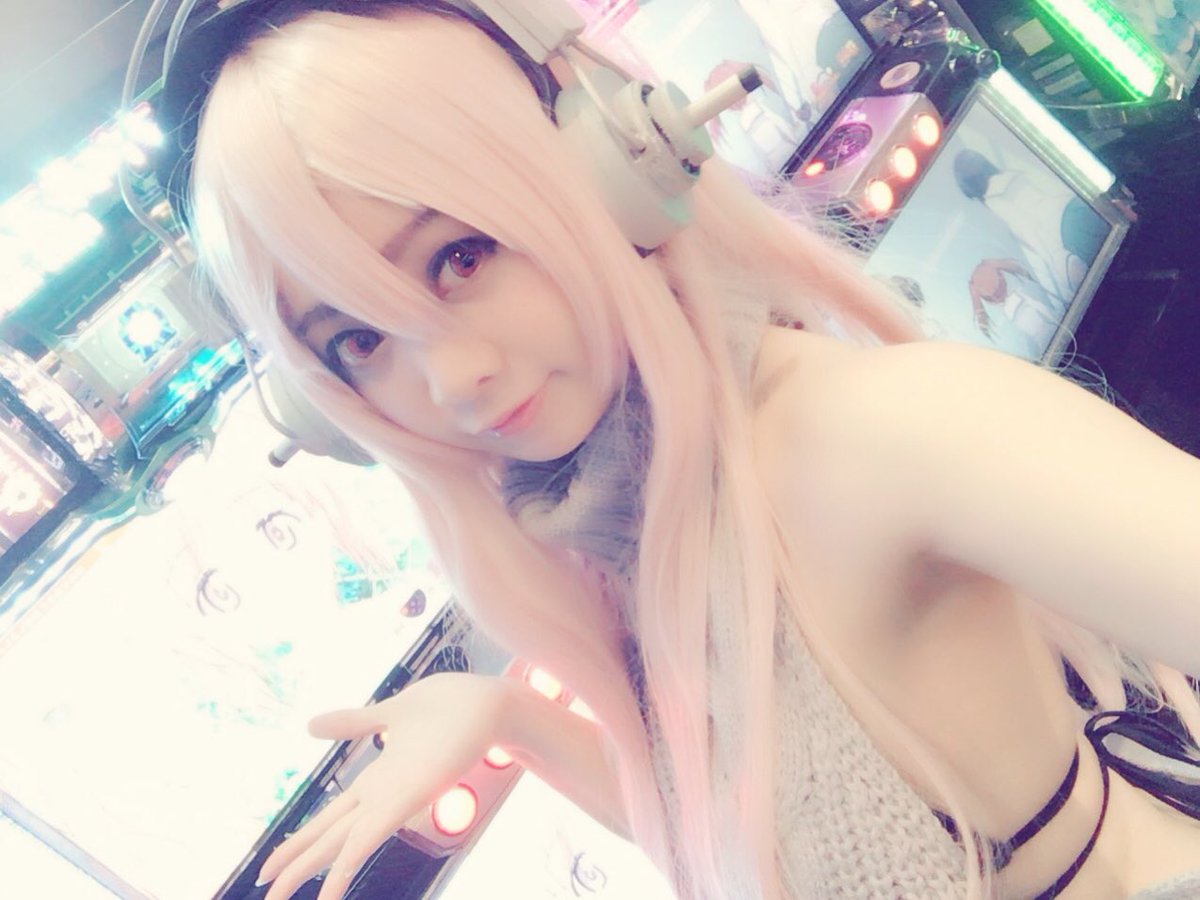 のらねこ- 日本美少女Coser完美诠释性感露背毛衣