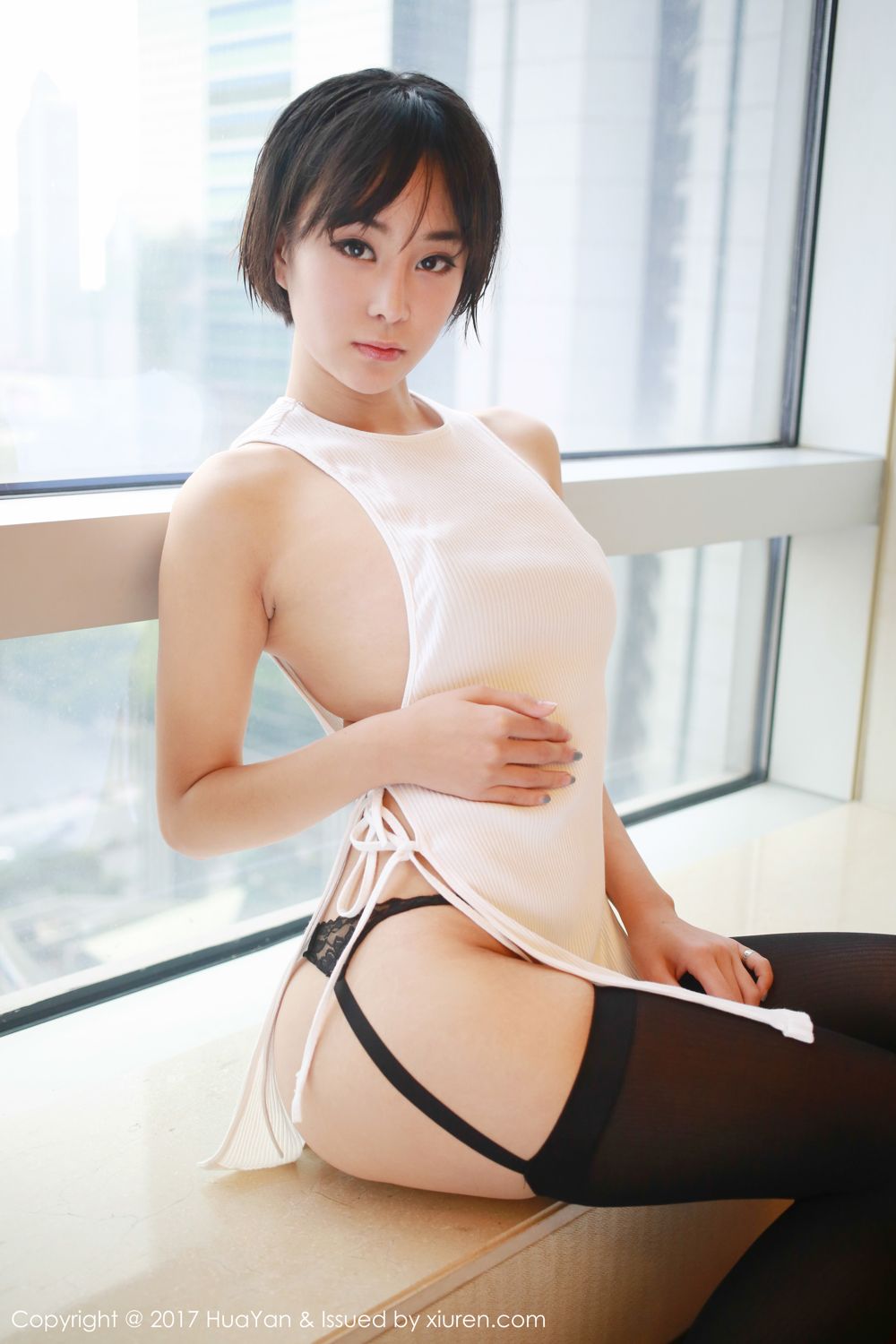 清爽短发女神艺蕾 知性雅韵黑丝吊袜