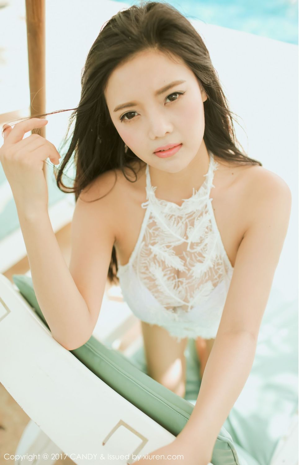 巴厘岛女神林美惠子 粉色吊带难掩压迫感