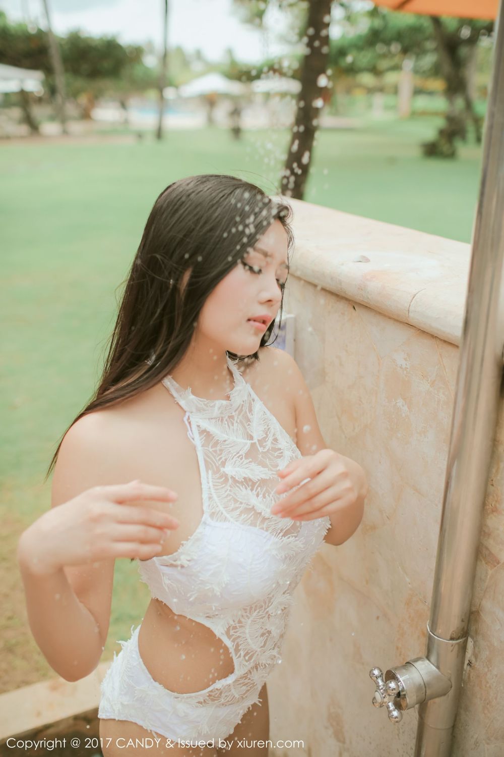 巴厘岛女神林美惠子 粉色吊带难掩压迫感