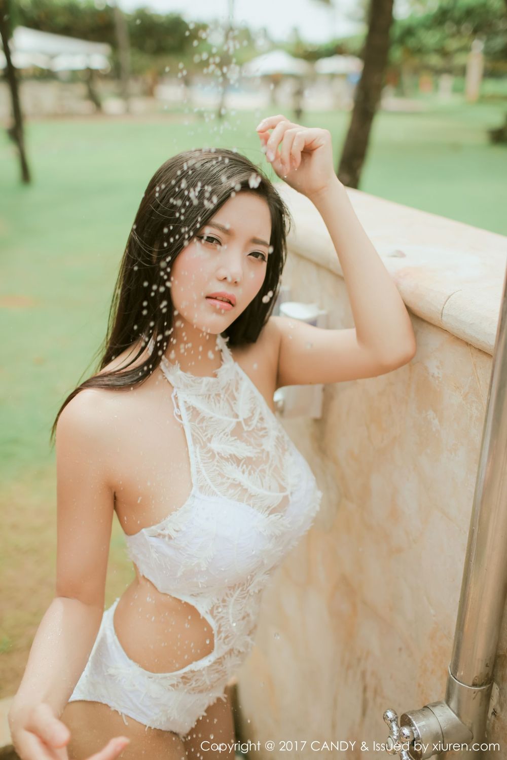 巴厘岛女神林美惠子 粉色吊带难掩压迫感