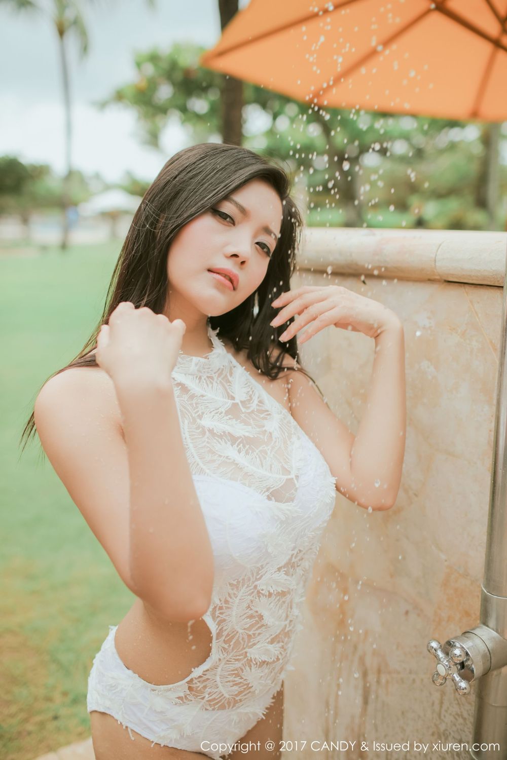 巴厘岛女神林美惠子 粉色吊带难掩压迫感