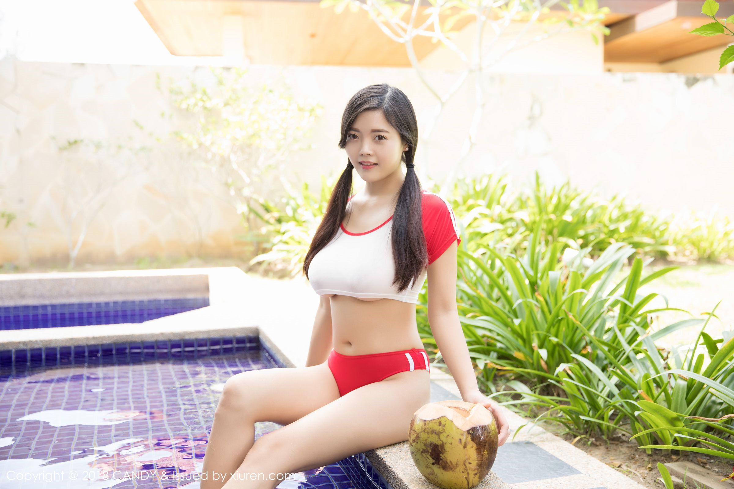 双马尾妹子林美惠子 水滴淋湿她的运动衣