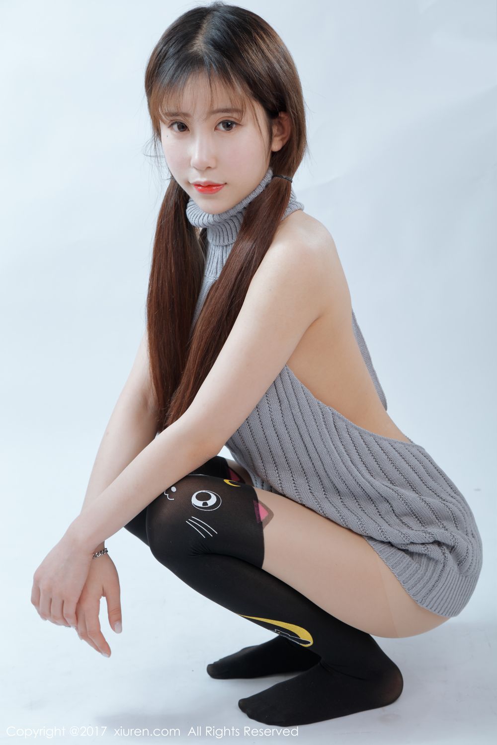 双马尾萝莉悠悠酱 露背毛衣霸气侧漏