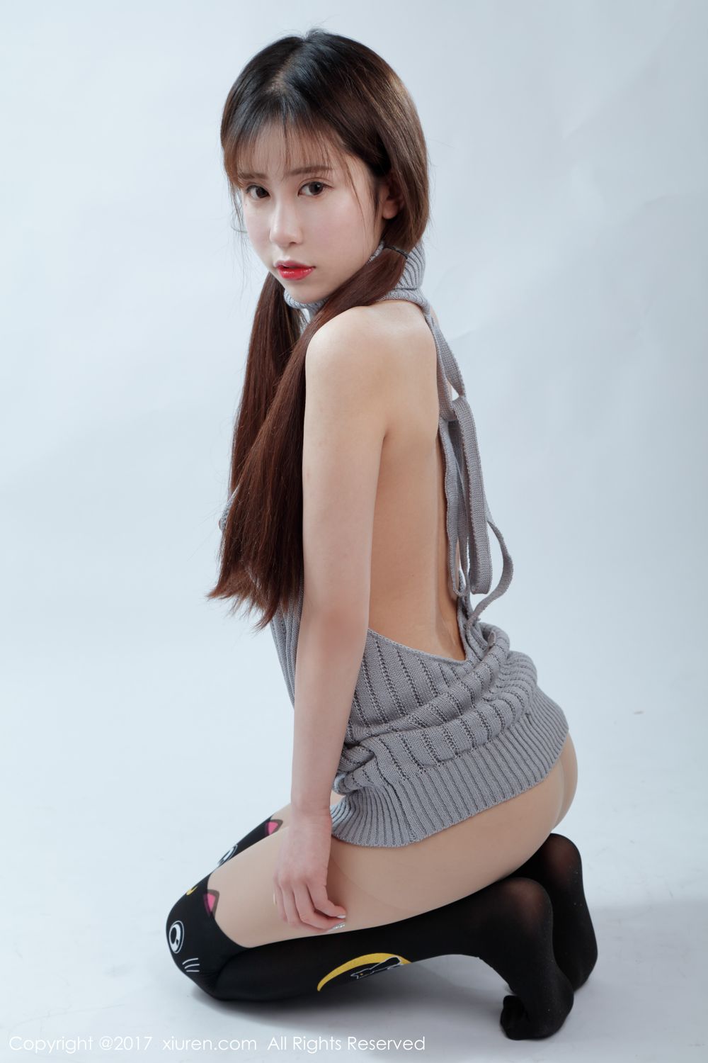 双马尾萝莉悠悠酱 露背毛衣霸气侧漏