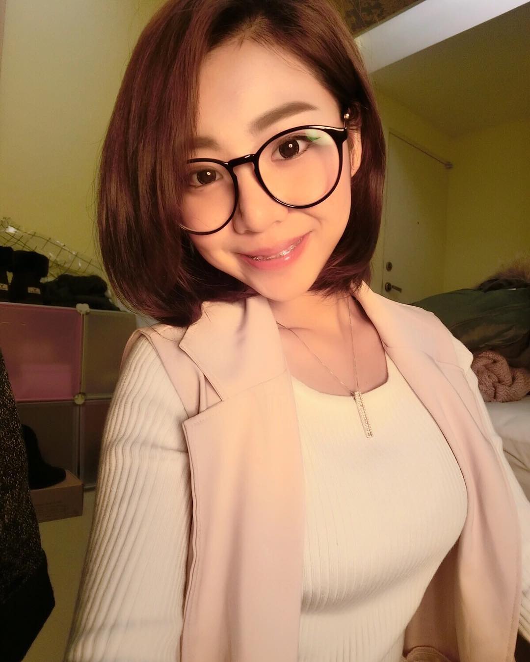 林舒舒- 短发牙套妹子也有好身材