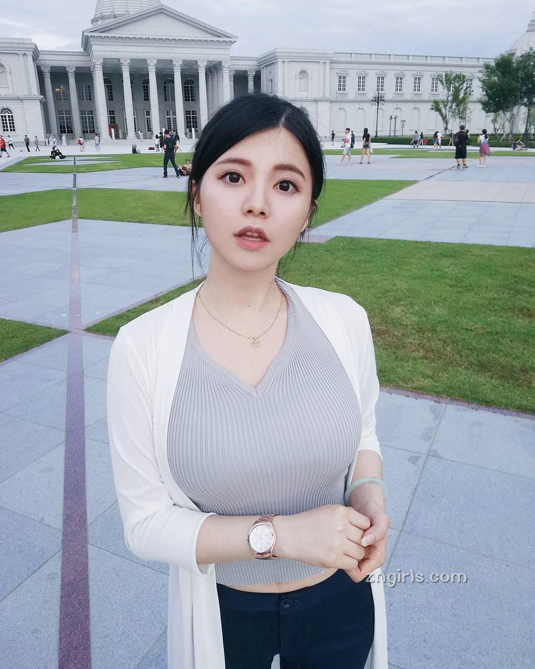 台湾超甜美女警「阿均」!穿上制服搭配水亮大眼