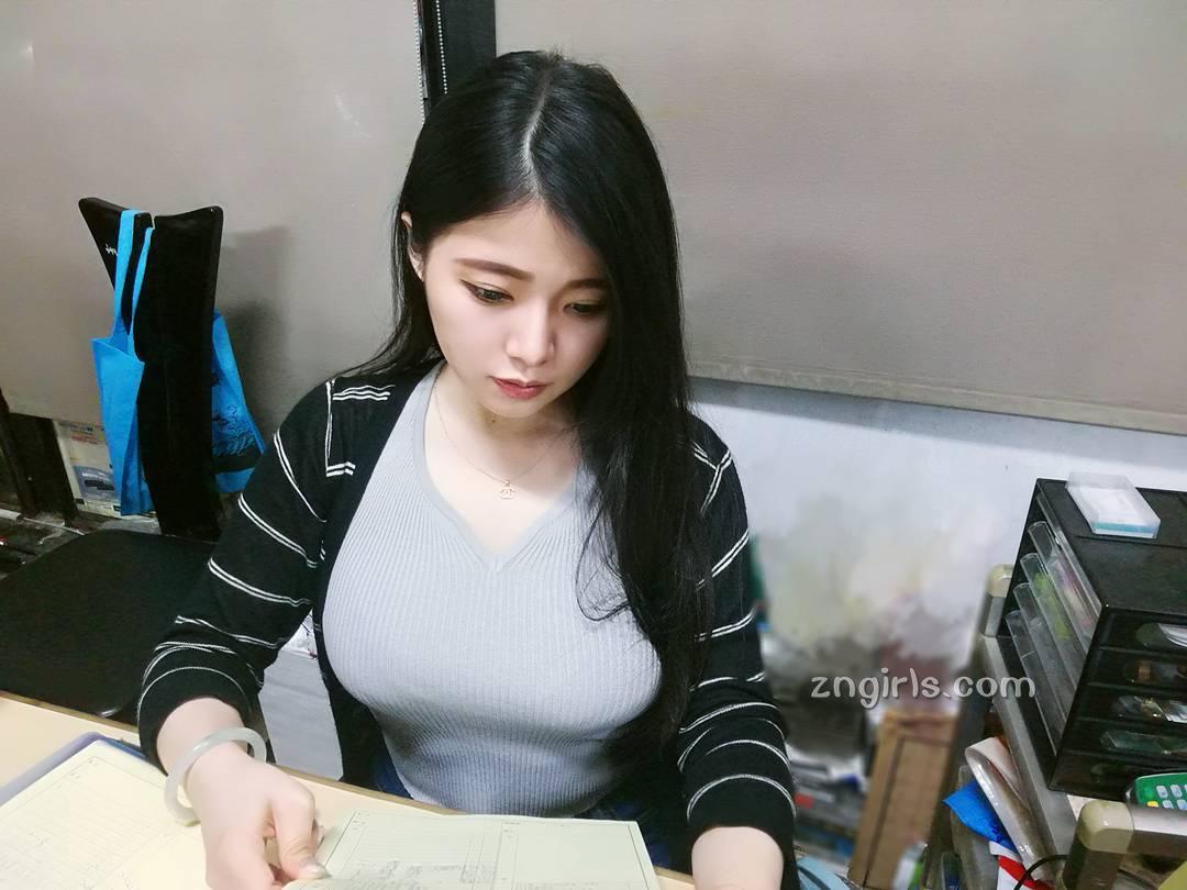 台湾超甜美女警「阿均」!穿上制服搭配水亮大眼