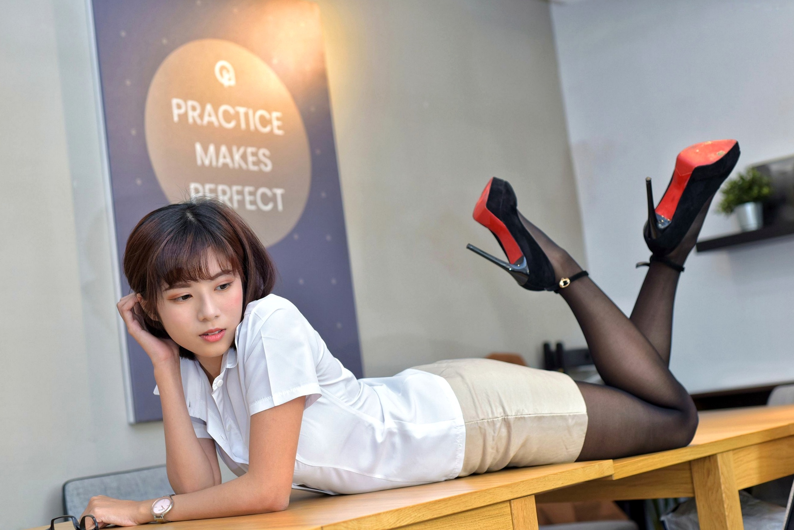 台湾正妹方唯真《OL黑丝短发美女》居家睡衣与职场干练风写真,气质女神绝美演绎