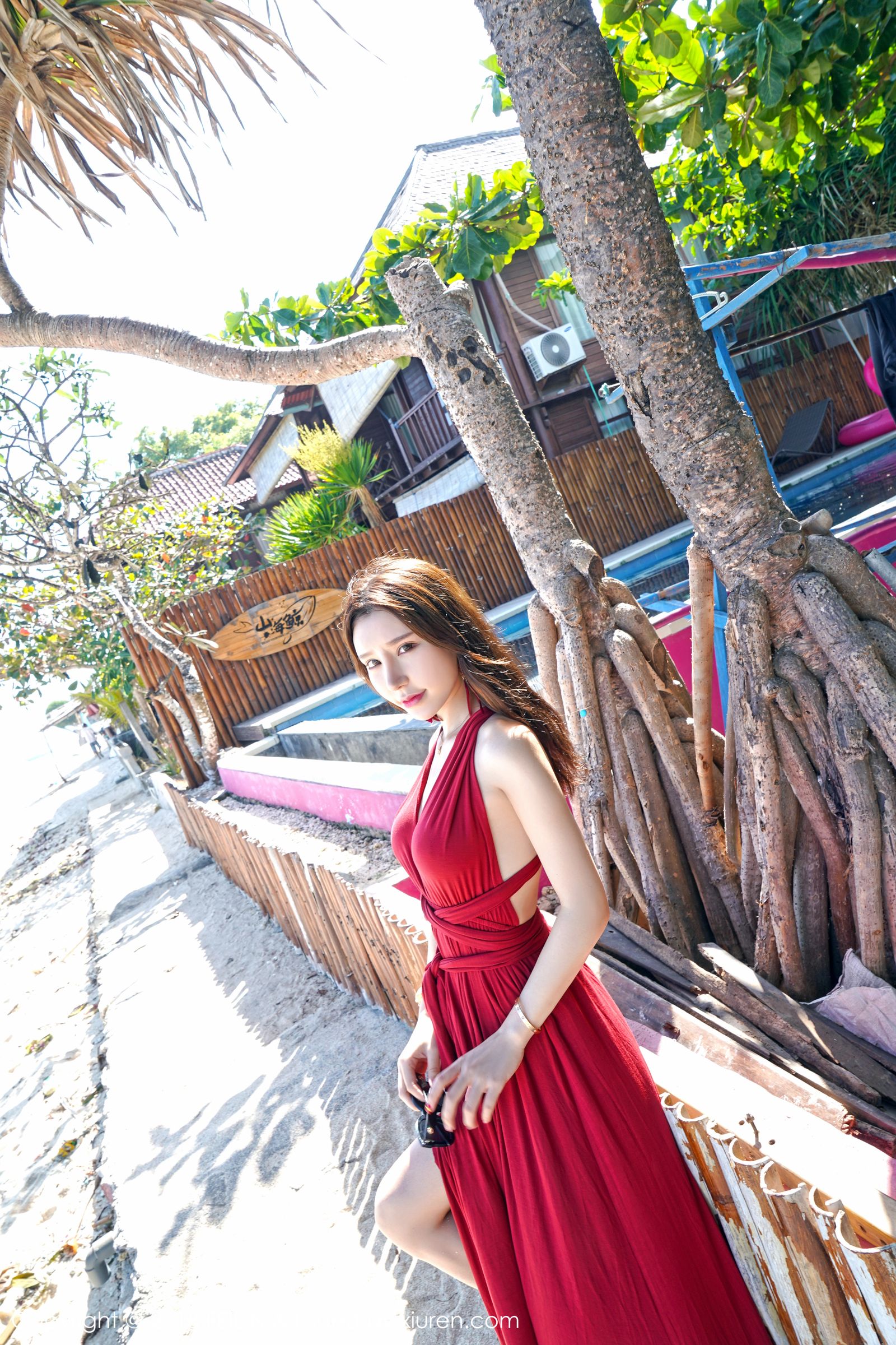 红裙女神周于希 OL黑丝曲线诱惑
