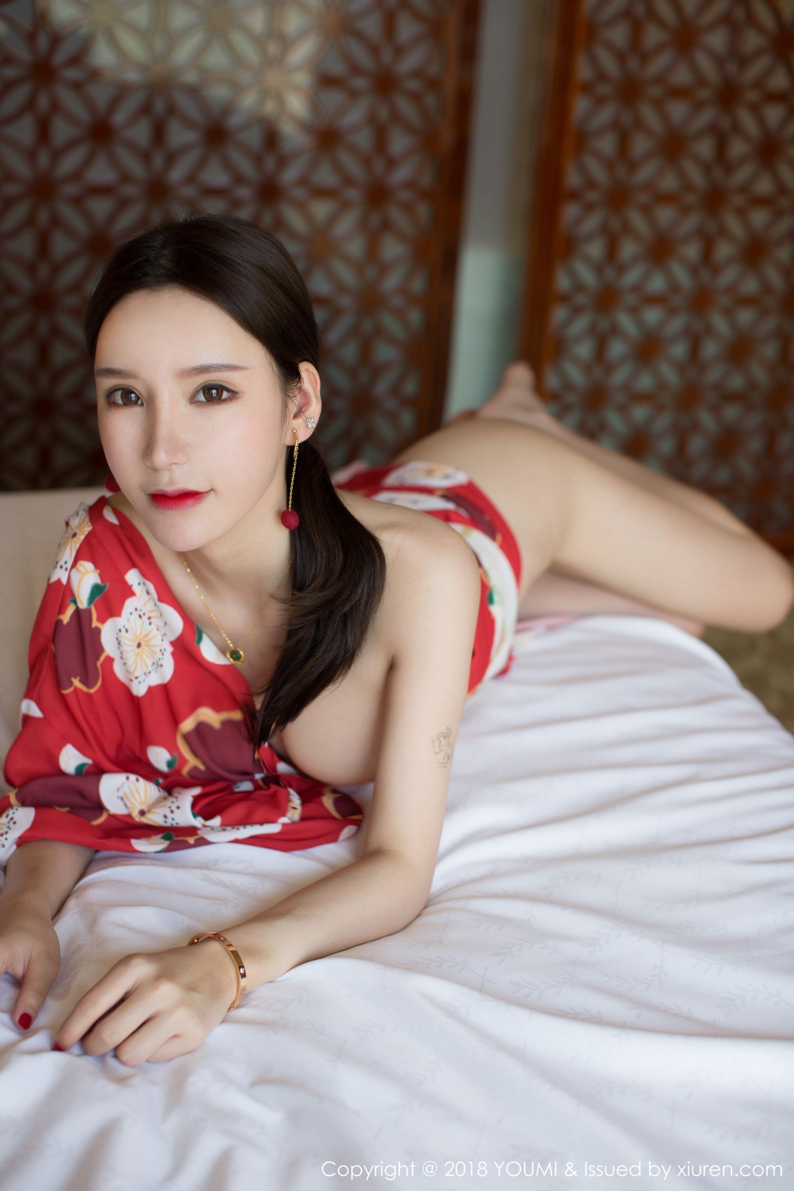 性感女神周于希 鲜红和服如雪肌肤