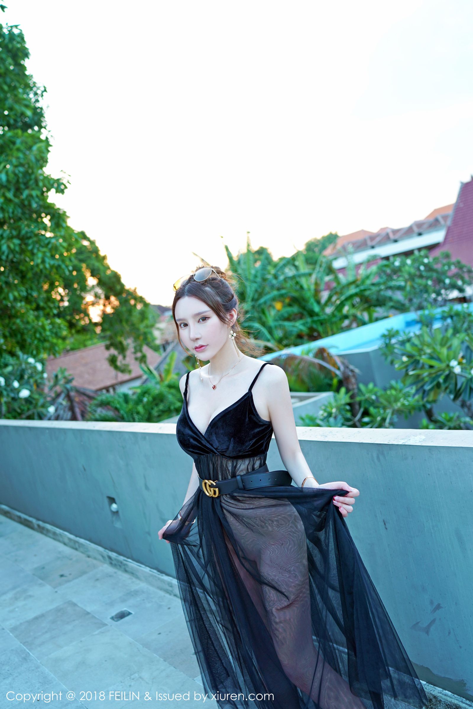 蕾丝女神周于希 一身吊裙黑丝装扮