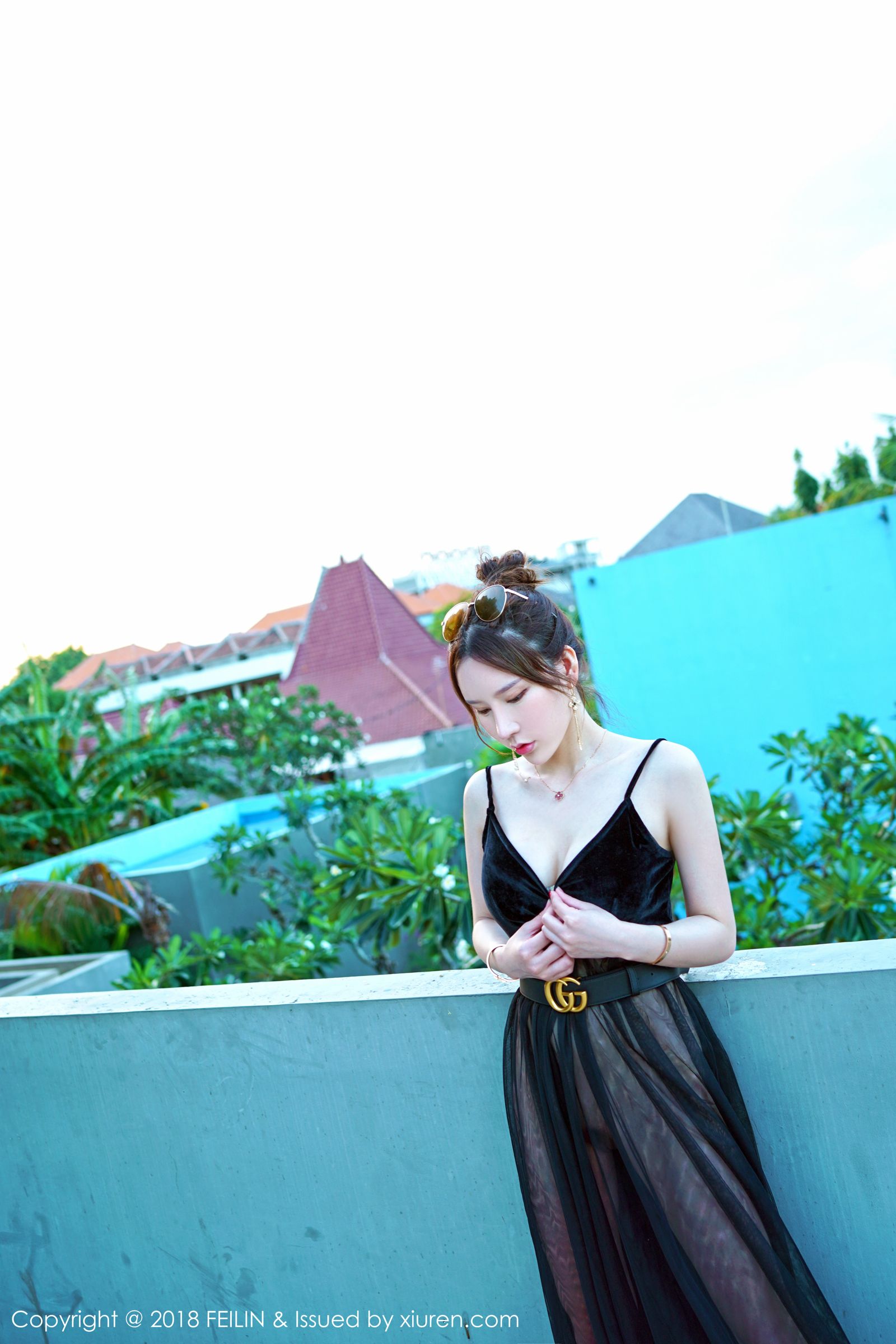 蕾丝女神周于希 一身吊裙黑丝装扮