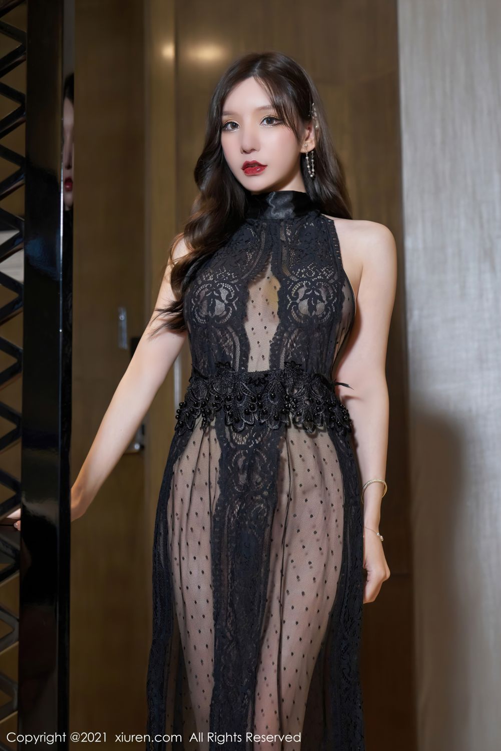 魅惑女神周于希 黑色的镂空服饰