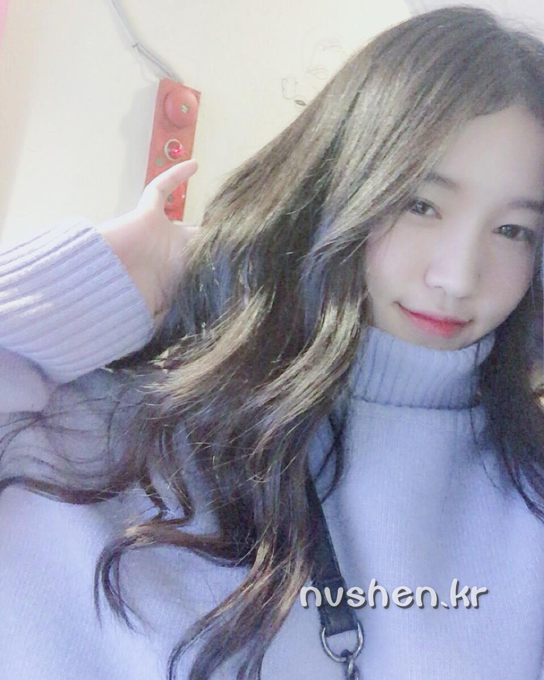 韩国妹子Ahrimei 深V比基尼饱满美胸自拍