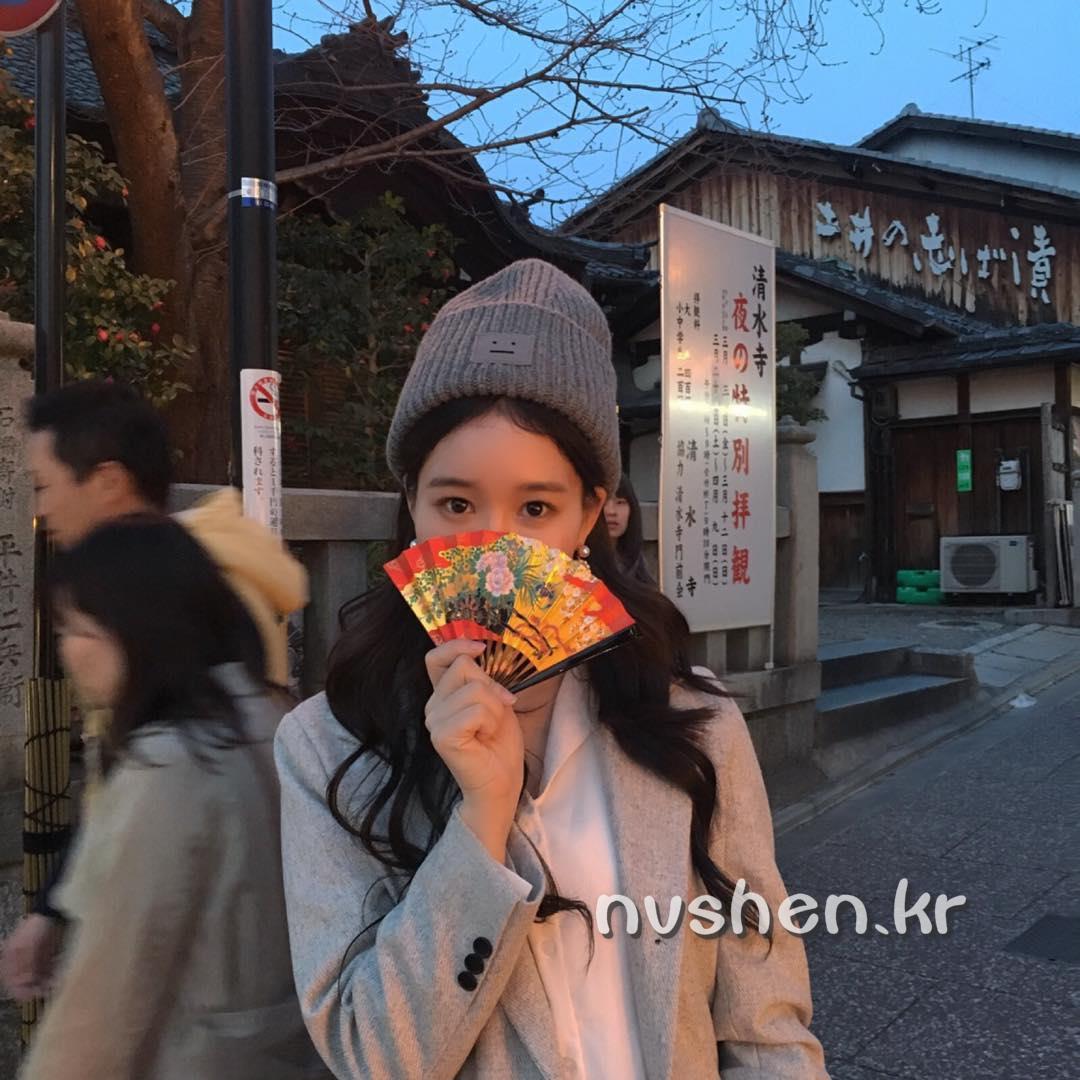 韩国妹子Ahrimei 深V比基尼饱满美胸自拍