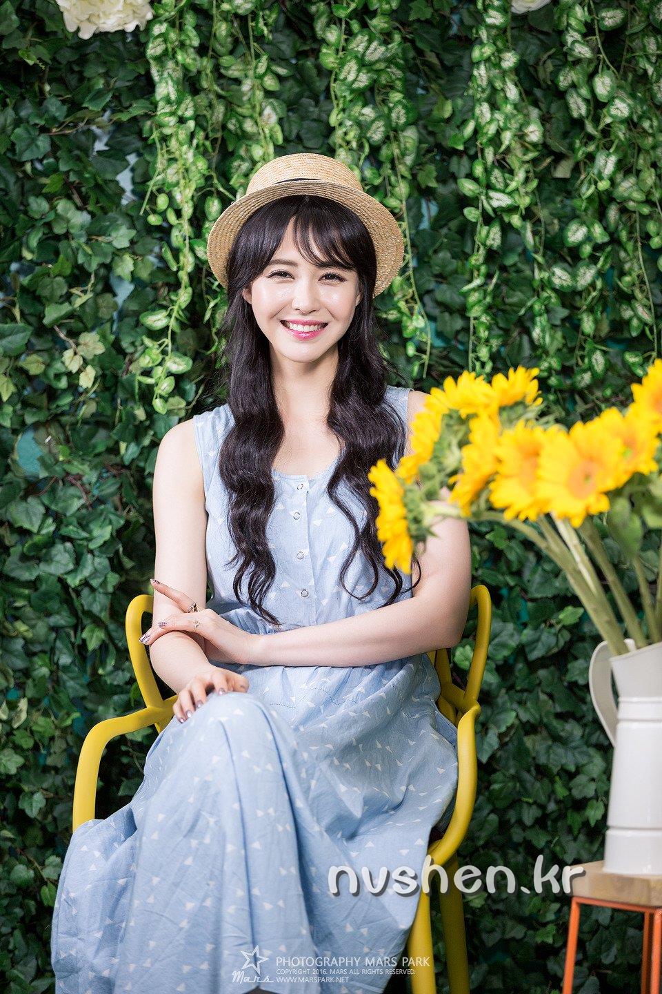 气质御姐车模강유이 年龄越大越有魅力