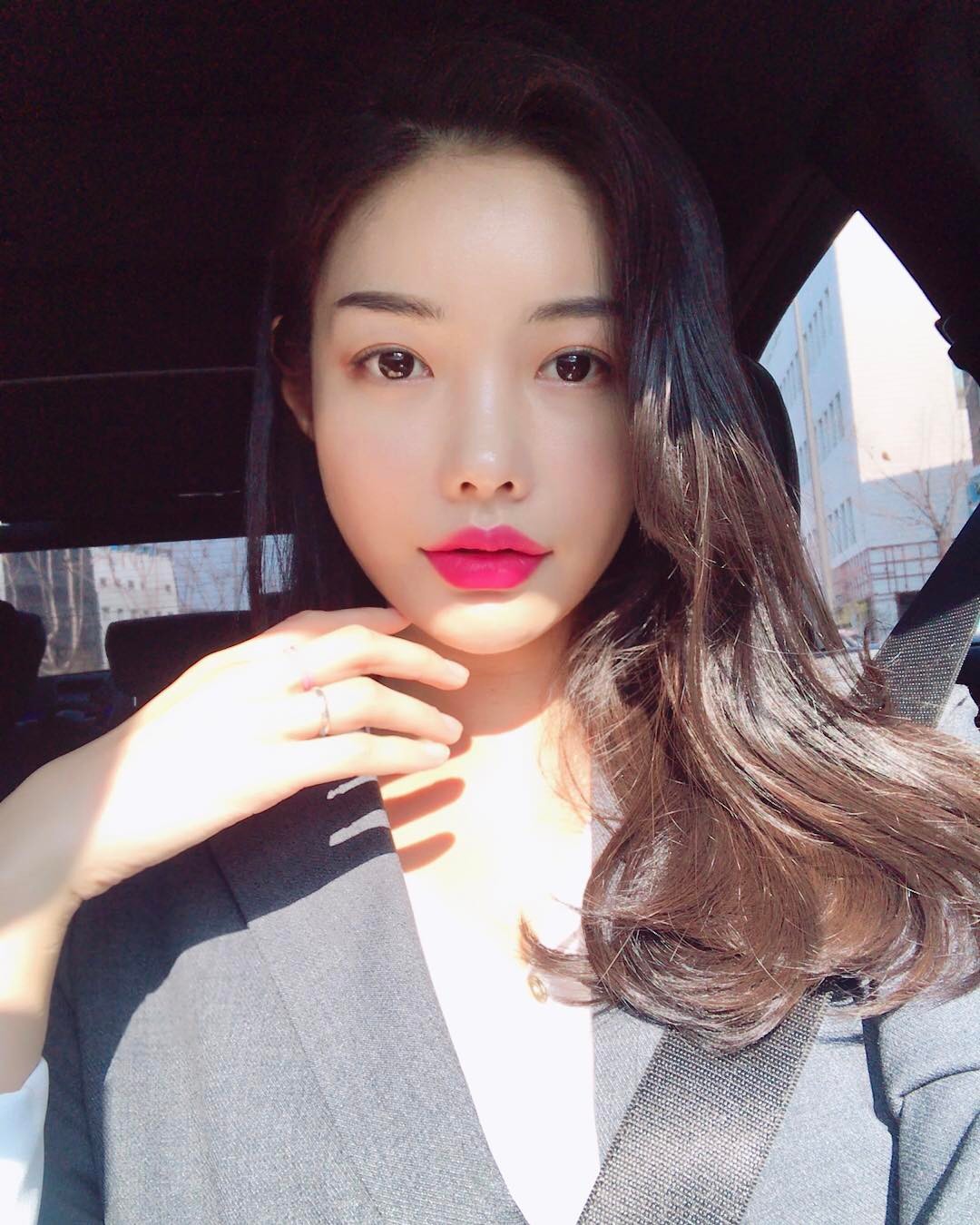 网拍模特朴瓷美 泳衣被撑的好辛苦