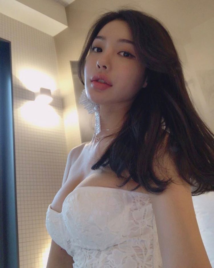 网拍模特朴瓷美 泳衣被撑的好辛苦