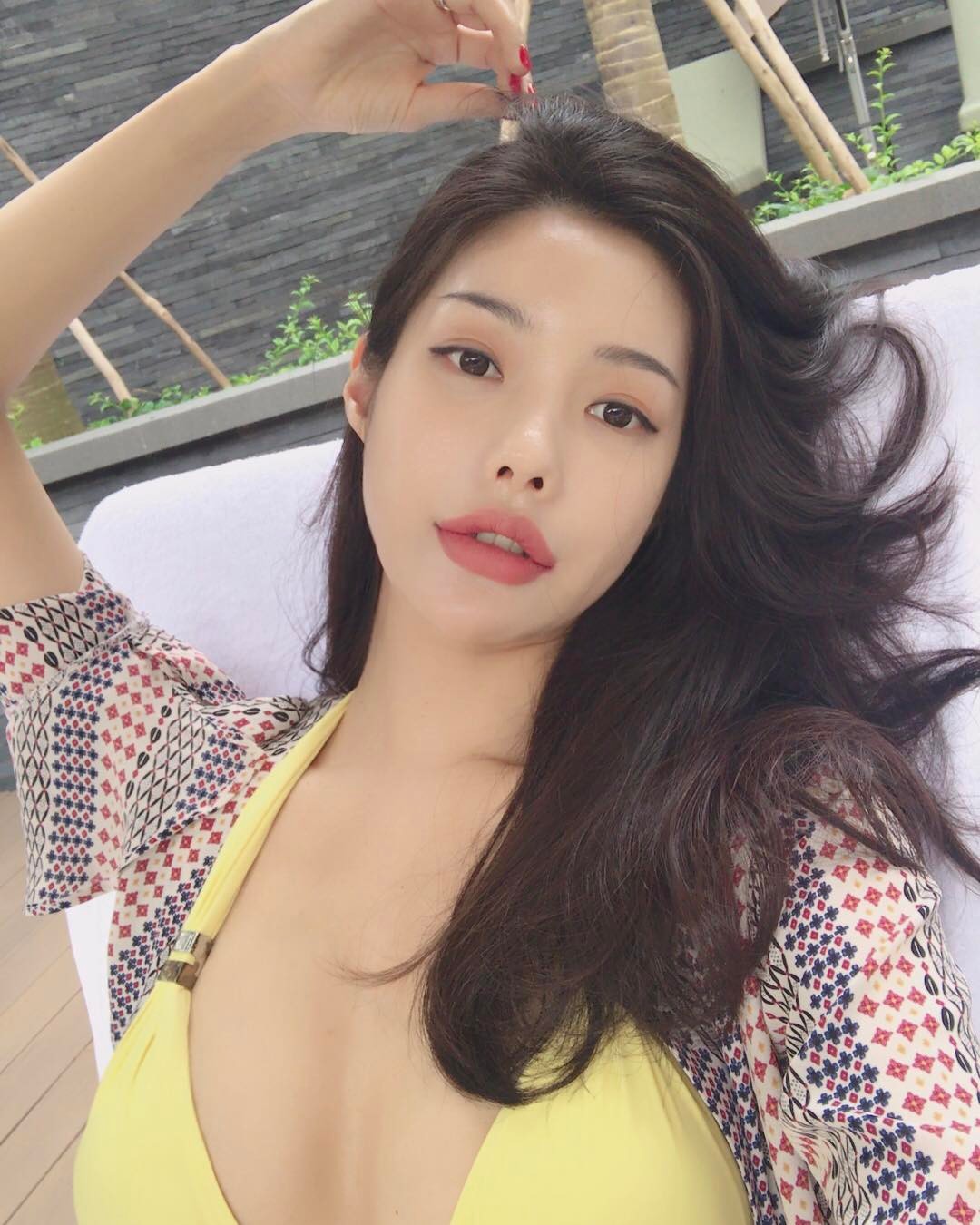 网拍模特朴瓷美 泳衣被撑的好辛苦