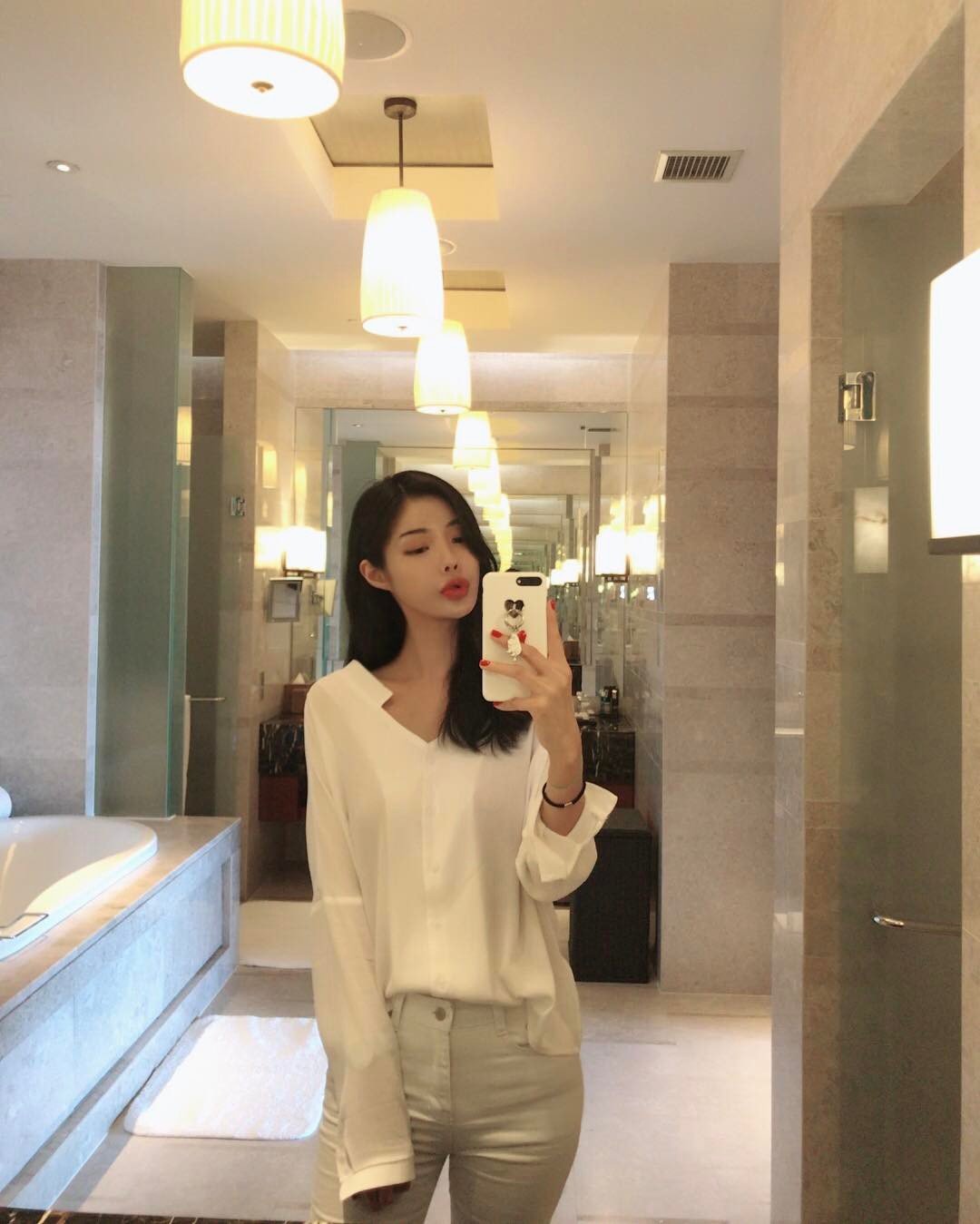 网拍模特朴瓷美 泳衣被撑的好辛苦