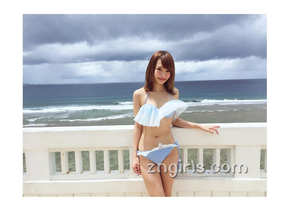 秀才美女伊东亚梨沙 沙滩比基尼度假照