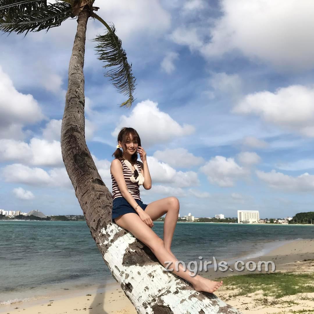 秀才美女伊东亚梨沙 沙滩比基尼度假照