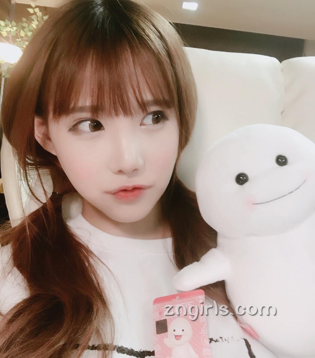 韩国萝莉料理家素珍 倾心于各种美食小吃