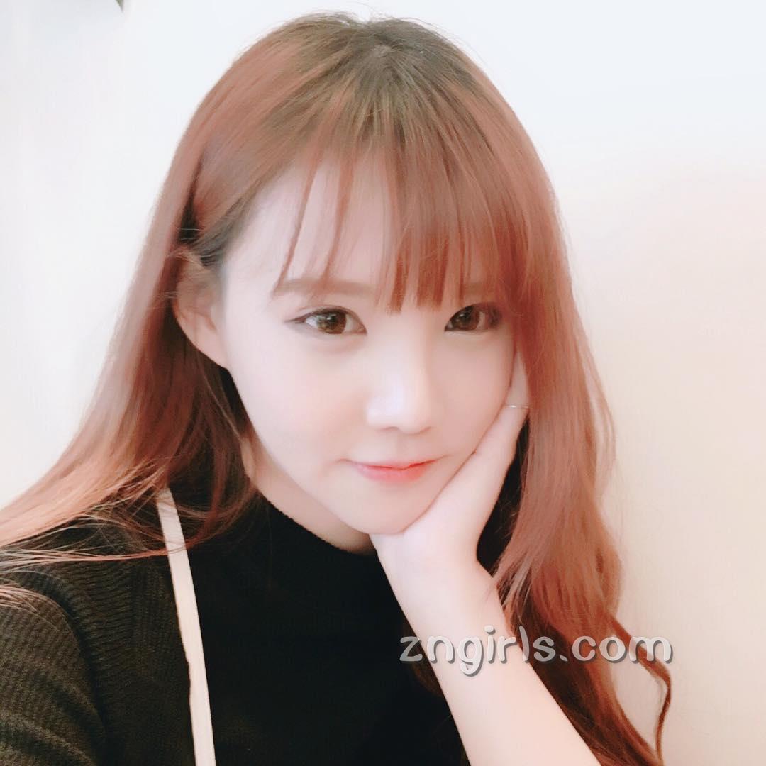 韩国萝莉料理家素珍 倾心于各种美食小吃
