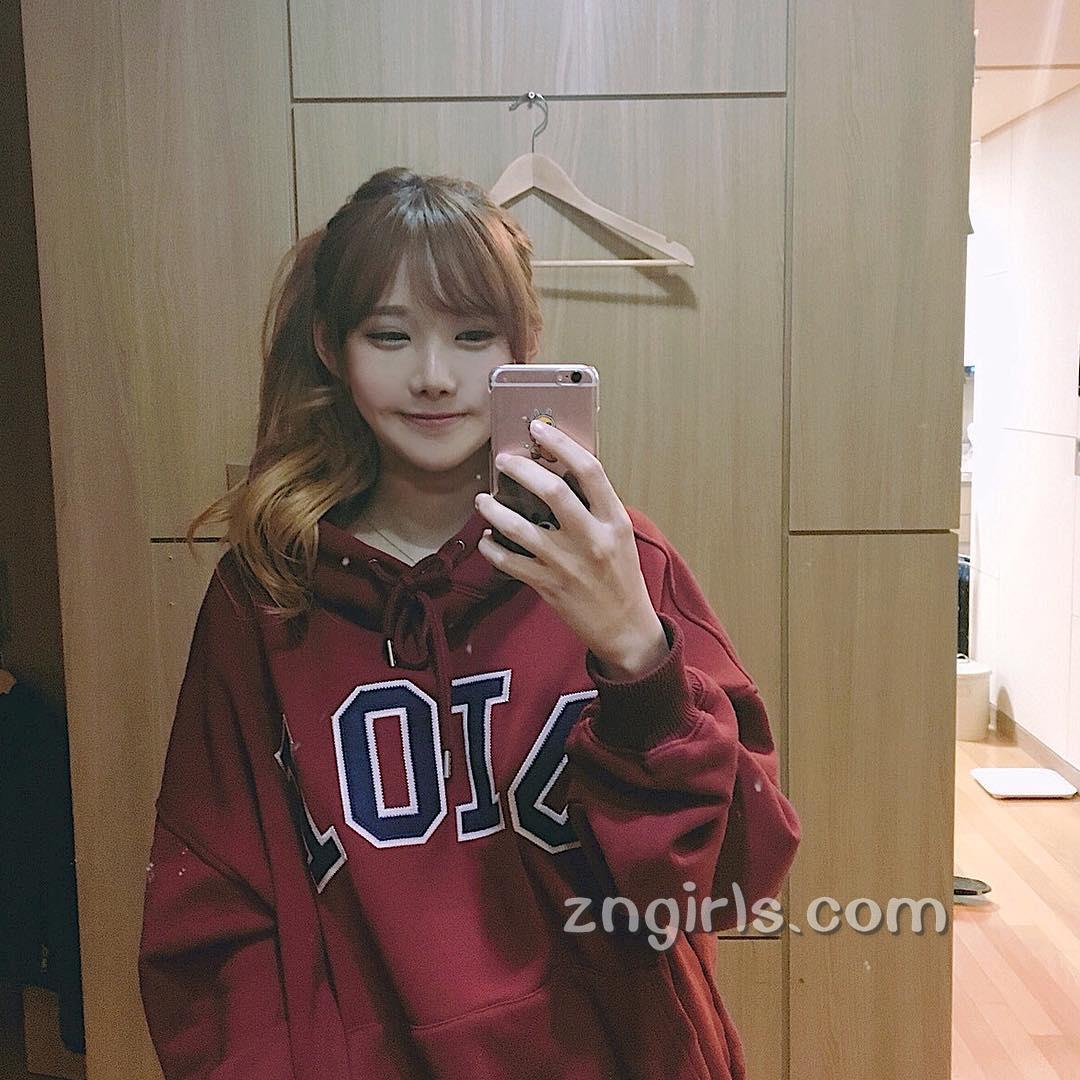 韩国萝莉料理家素珍 倾心于各种美食小吃
