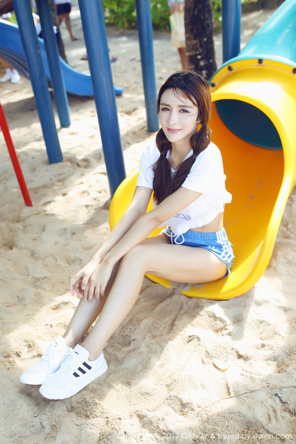 双马尾气质美女伊莉娜 沙滩美腿秀混血魅力