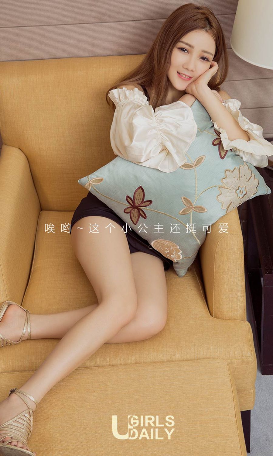 傲娇公主Christine 露肩袖上新风潮