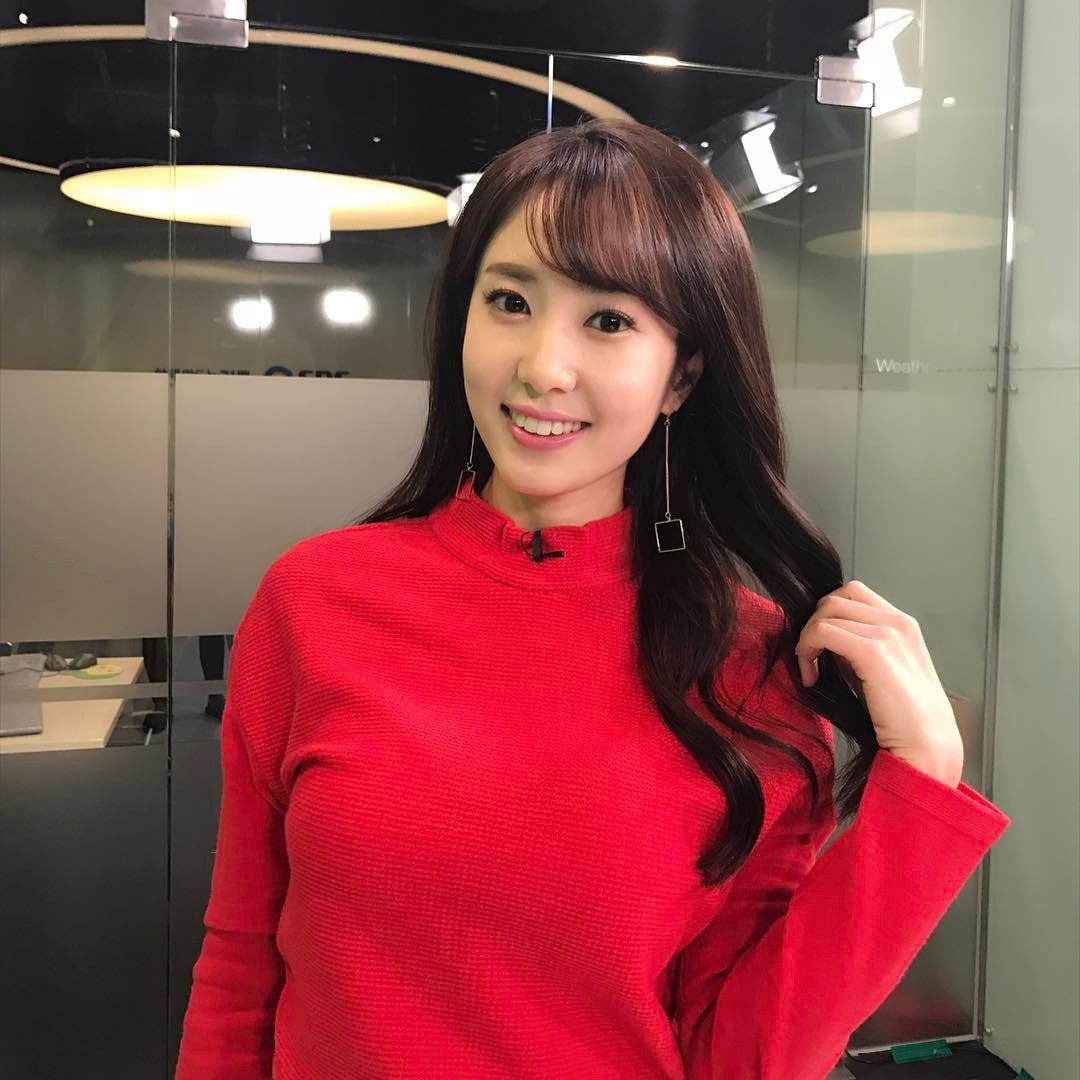 体育美女播报员郑珠姬 气质高雅身材高挑