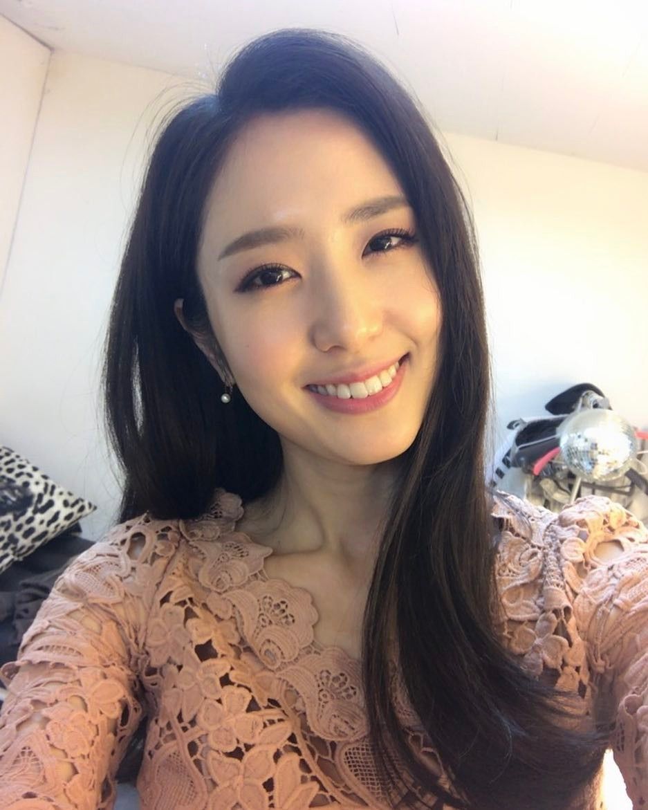 体育美女播报员郑珠姬 气质高雅身材高挑