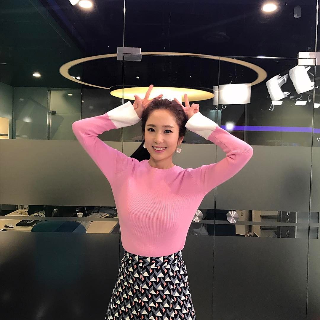 体育美女播报员郑珠姬 气质高雅身材高挑