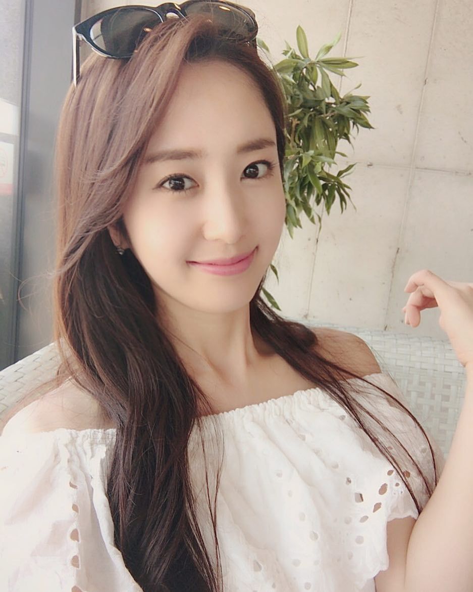 体育美女播报员郑珠姬 气质高雅身材高挑