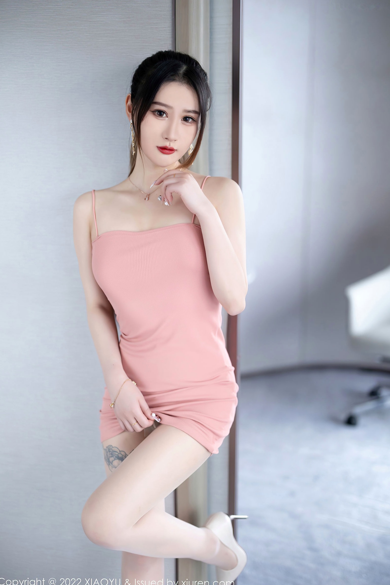 语画界832期女神张欣欣私房写真:粉色紧身裙与简约白色连体泳衣,尽显丝袜美腿诱惑,超高颜值演绎极致性感韵味,氛围感十足的室内撩人时刻